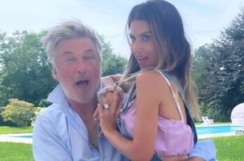 Esposa de Alec Baldwin rompe el silencio y envía triste mensaje a familia de Halyna Hutchins y a su esposo