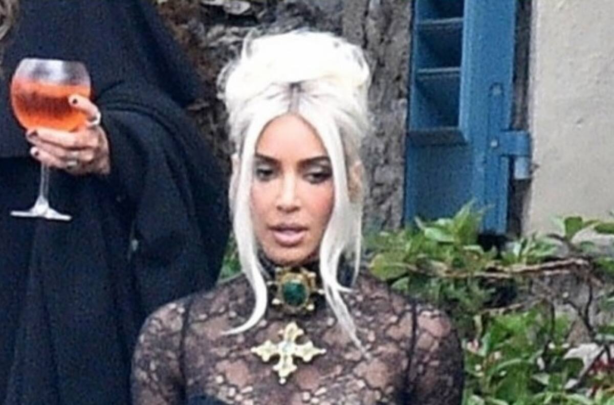 Kim Kardashian demuestra su amor por Pete Davidson con este manicure, en la boda de Kravis