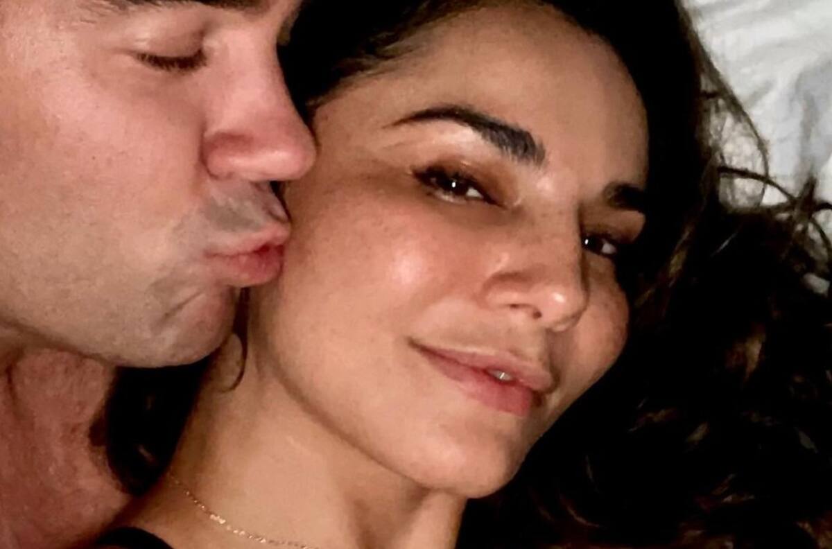 Martha Higareda publica atrevidas fotografías con su novio en la cama