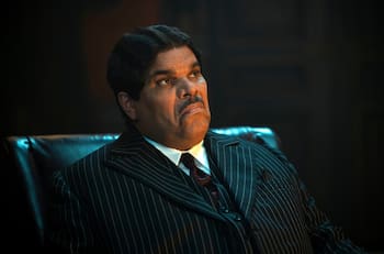 Luis Guzmán, quien hace a Homero Addams en “Wednesday”, dice que Tim Burton no es genio, sino gurú