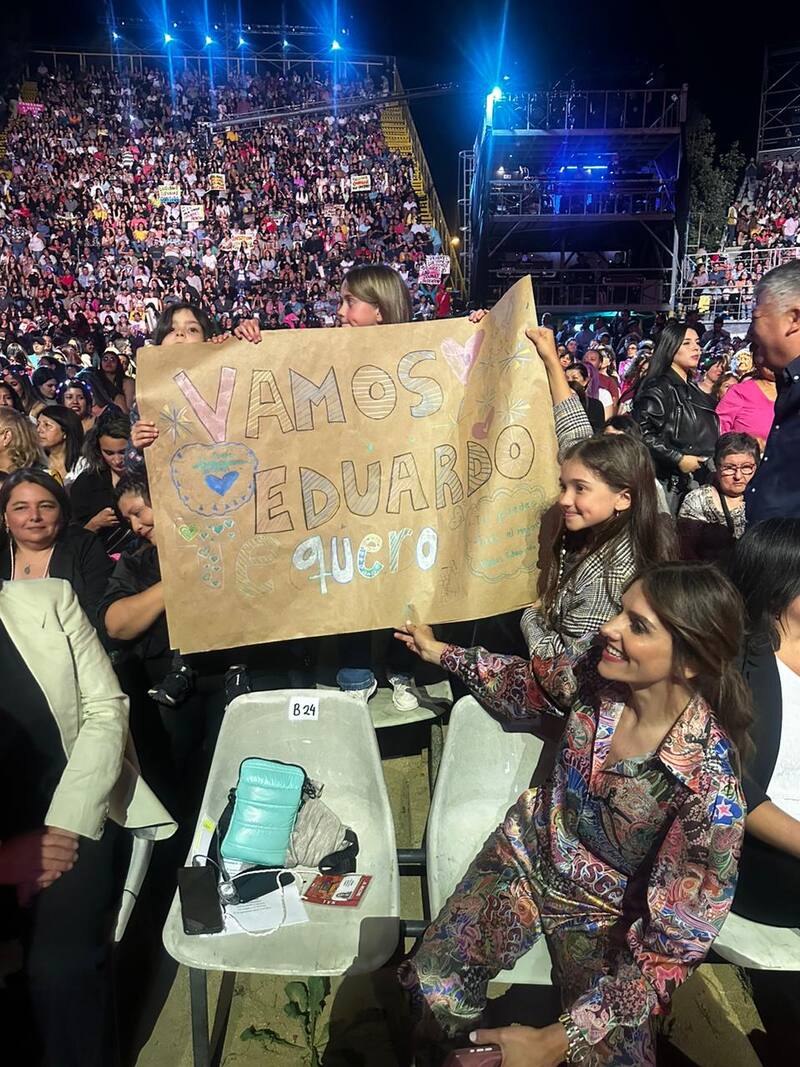 El cartel que prepararon las hijas de María Luisa Godoy para Eduardo Fuentes.