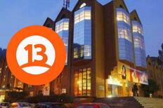 Canal 13 ficharía a querido comediante para competir con Detrás del Muro y El Club de la Comedia