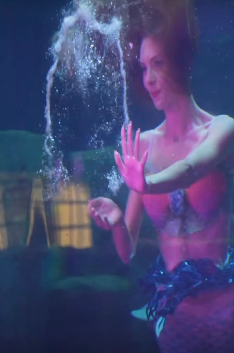 Sirena del video de Shakira