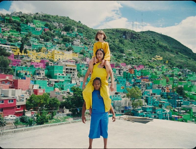 Escena del video de "Hold Me Closer" - Créditos: Instagram de @tanumuino