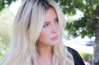 Hija de Alec Baldwin y Kim Basinger anuncia su primer embarazo