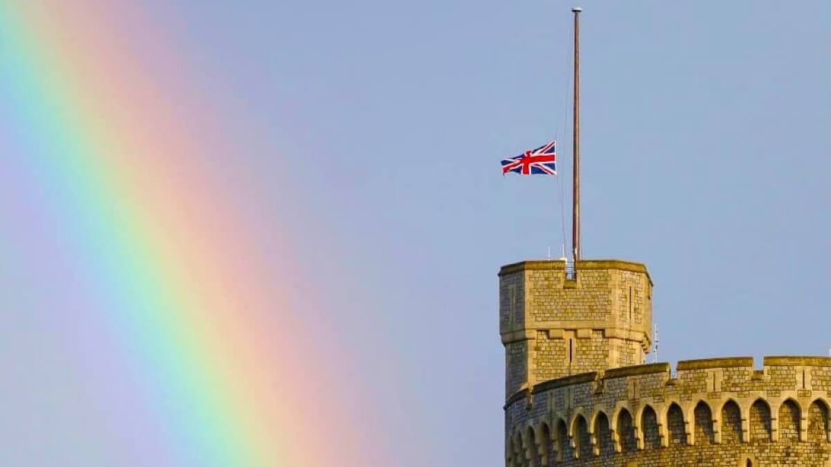 Castillo de Windsor: ponen la bandera a media asta en memoria de la reina y aparece un arcoíris