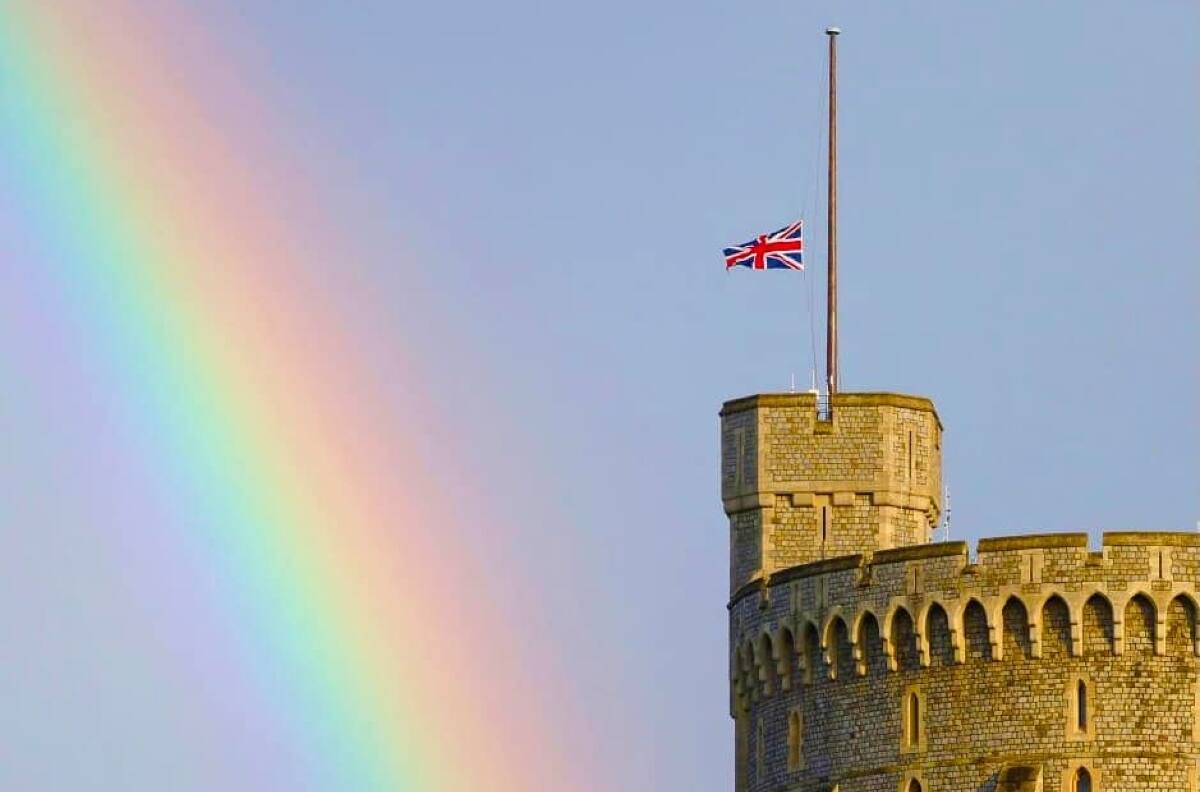 Castillo de Windsor: ponen la bandera a media asta en memoria de la reina y aparece un arcoíris