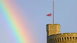 Castillo de Windsor: ponen la bandera a media asta en memoria de la reina y aparece un arcoíris