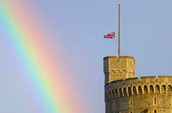 Castillo de Windsor: ponen la bandera a media asta en memoria de la reina y aparece un arcoíris