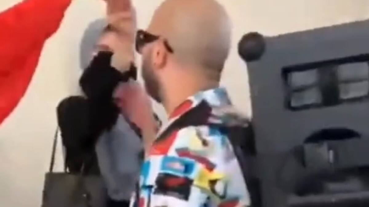 Qatar 2022: Mexicanos hacen bailar a mujer qatarí al ritmo de la cumbia