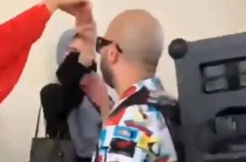 Qatar 2022: Mexicanos hacen bailar a mujer qatarí al ritmo de la cumbia