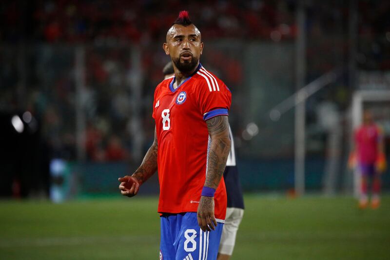 El volante chileno Arturo Vidal mira a la derecha durante un partido de la Selección Chilena ante la Selección de Paraguay en el estadio Monumental.