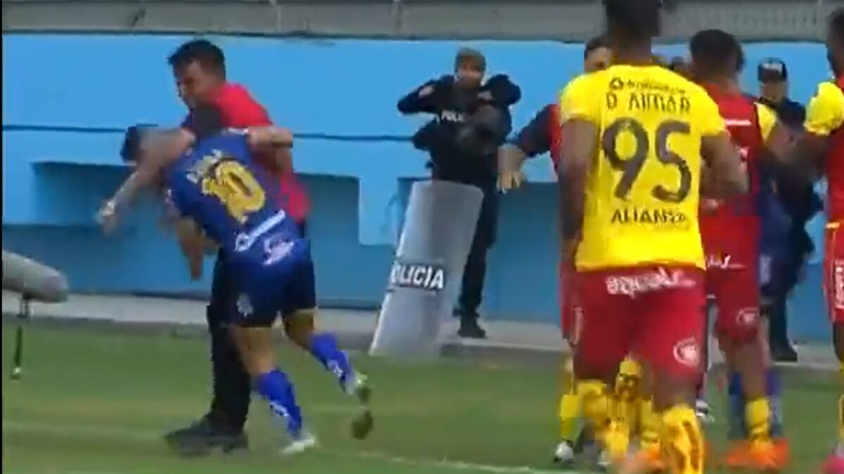 César Farías agredió a jugador rival en Ecuador.