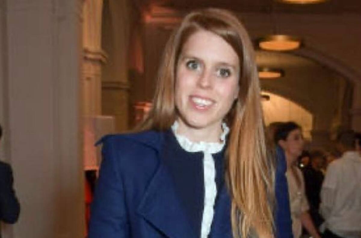La princesa Beatriz, hija mayor del príncipe Andrew, estuvo en lanzamiento de libro de Fendi