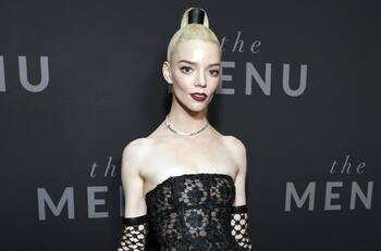 Anya Taylor-Joy dice que "The Menu" es una sátira de humor negro en la que pudo improvisar