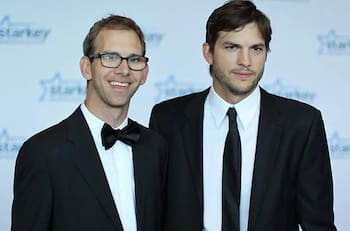 Ashton Kutcher rompe en llanto al recordar el momento en el que su gemelo casi muere