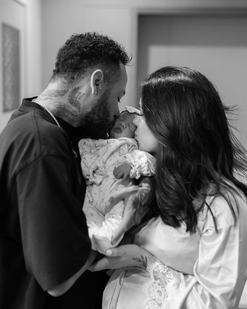 Neymar Jr. y Bruna Biancardi celebraron el nacimiento de su hija con hermosas postales los tres juntos.