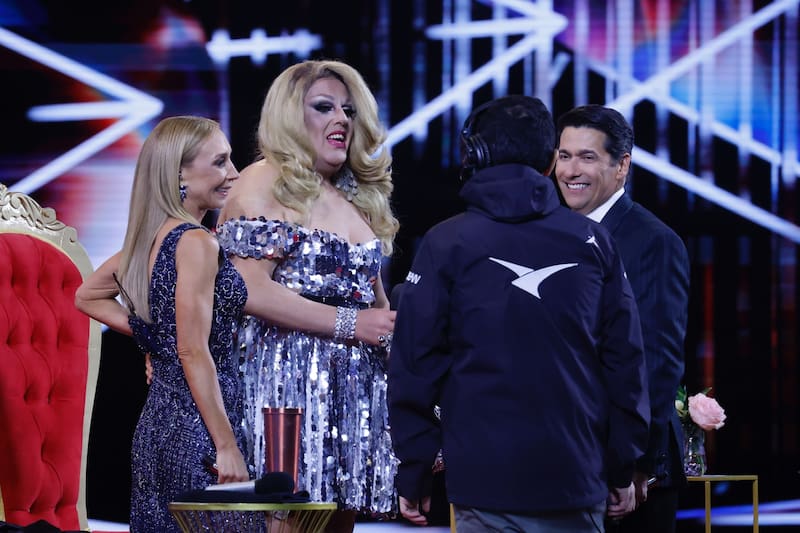 El momento en que tuvo que dejar el escenario. Foto: Agencia Aton