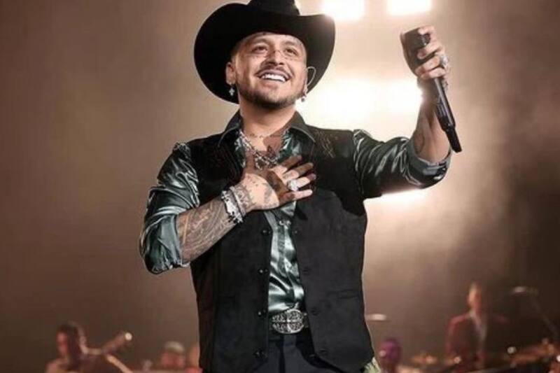 Christian Nodal es sorprendido por una fanático que se tatuó su cara en un brazo