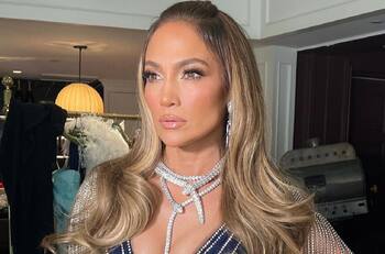 Jennifer Lopez se lució en Gucci durante sorpresiva aparición en los Grammy 2023