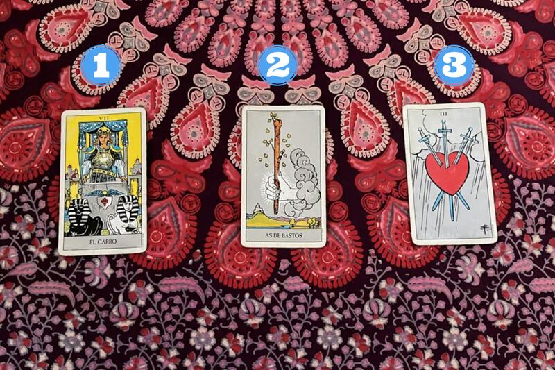 Cartas del tarot sobre una tela.