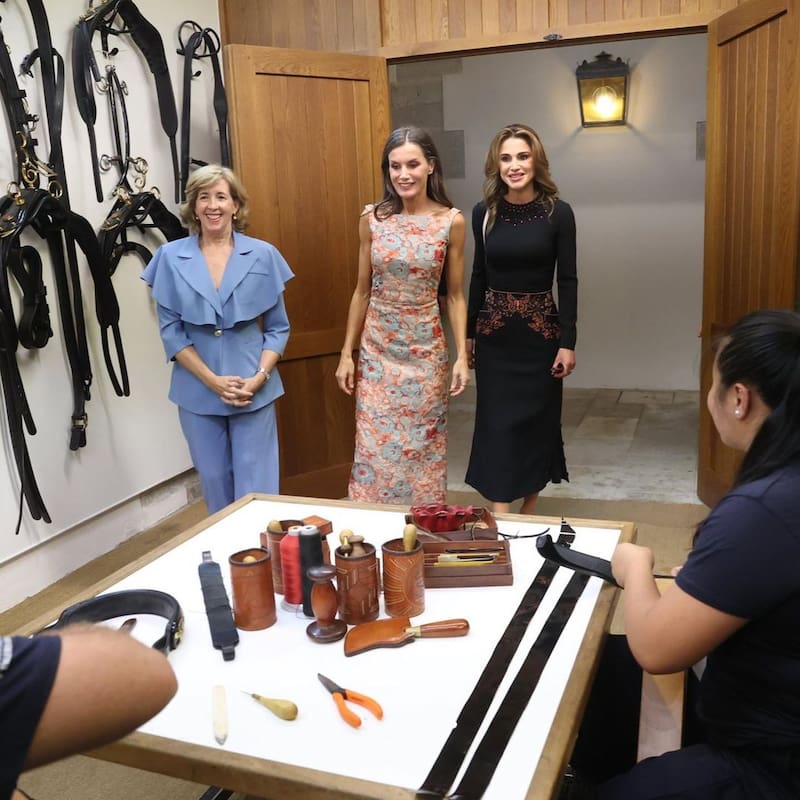 La Letizia y la reina Rania conocieron las actividades que se llevan a cabo en las Escuelas Taller y Talleres de Empleo de Patrimonio Nacional.