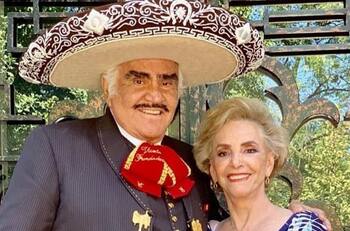Doña Cuquita acusa a Televisa Univisión de crear un plan "para robarse los derechos de Vicente Fernández" cuando estaba enfermo