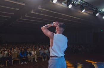 “Hace lo que quiere con las mamitas solteras”: Lanzan feroz acusación contra humorista de Viña 2026