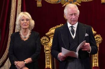 El rey Carlos III y Camilla se sientan por primera vez en el trono tras muerte de la reina Isabel II