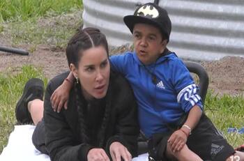 Le robó un beso: Miguelito incomoda a Francisca Undurraga en Tierra Brava