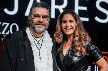 Lucero sorprende a Mijares con tierno beso en pleno concierto y lo deja sin palabras
