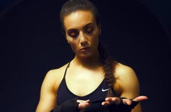 Zara Phythian, actriz de “Doctor Strange” acusada de abuso a niña, dice que no es pedófila