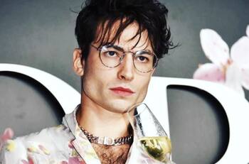 Nuevo escándalo de Ezra Miller, ahora es acusado de delito grave de robo de alcohol