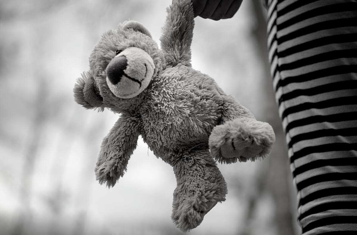 VIDEO | Niña es empujada por extraña fuerza paranormal