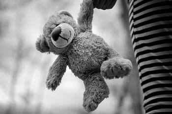 VIDEO | Niña es empujada por extraña fuerza paranormal