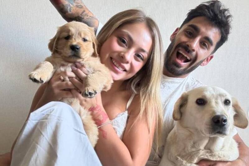 Skarleth Labra y Jorge Aldoney junto a sus mascotas en su nuevo hogar.