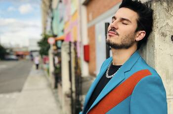 Pipe Bueno de “Te la dedico” se resbaló en pleno concierto, así fue su reacción