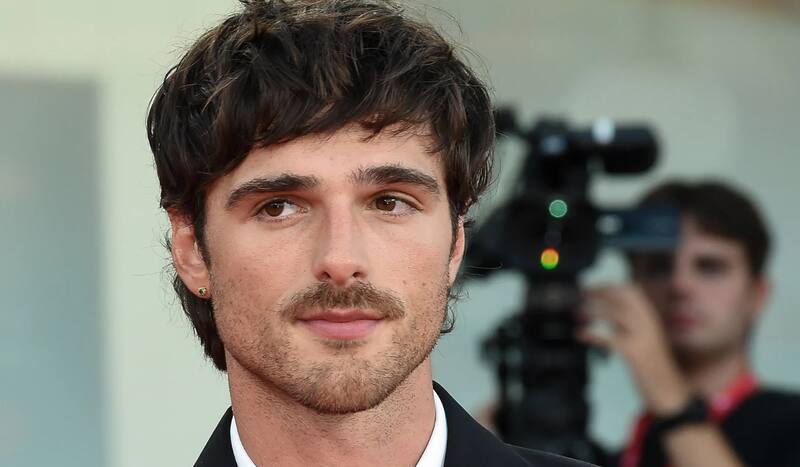 está siendo acusado de agresión física.