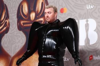 Sam Smith vuelve a genera polémica por su look en los Brit Awards 2023