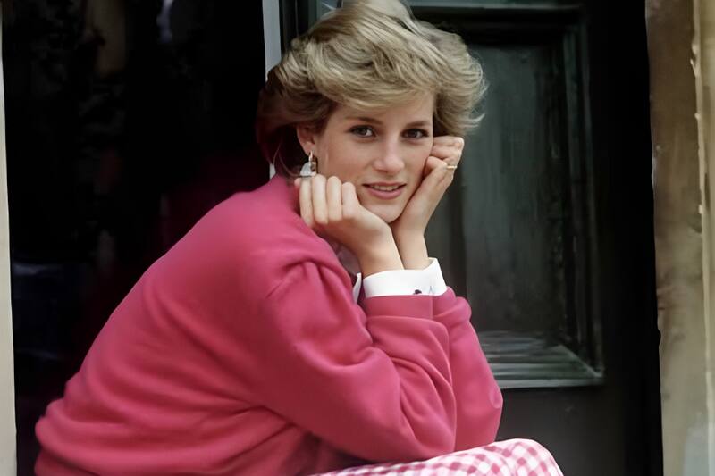 La madre del príncipe William y el príncipe Harry, que entonces tenía 20 años, disfrutó de un baile de bodas en el Palacio de Buckingham.