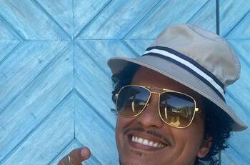 Bruno Mars toca en boda multimillonaria en Cape Cod