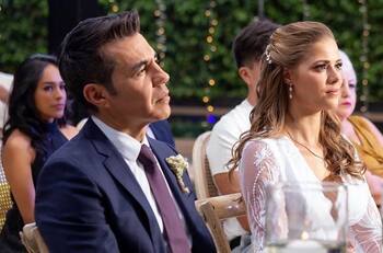 Adrián Uribe le envía romántica felicitación a su esposa en su primer aniversario