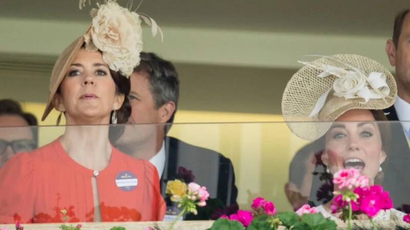 Kate Middleton y Mary de Dinamarca utilizando un tocado del mismo color.