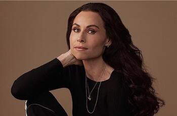 Policía confunde a Minnie Driver, actriz de “The Witcher” con una asesina