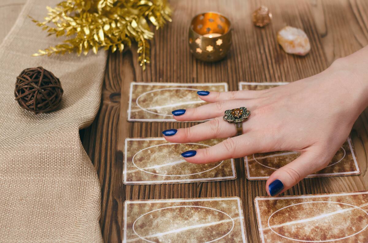 ¿Quieres conocer más de ti? Practica esta sencilla tirada de Tarot útil para el autoconocimiento