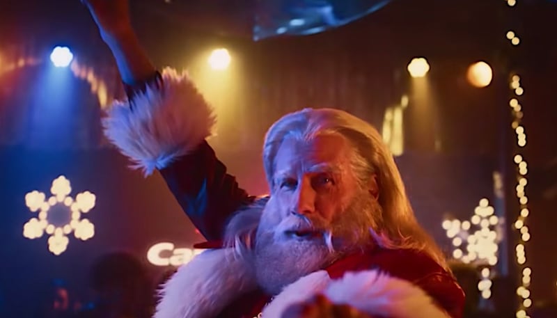John Travolta como Santa para comercial