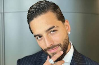 Maluma baja del escenario para besar a su novia en los Premios Billboard