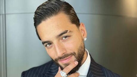 Maluma baja del escenario para besar a su novia en los Premios Billboard