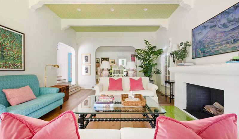 Así es el living de la casa que está vendiendo Emma Stone.