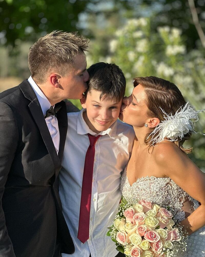 Los novios lucieron muy elegantes en su ceremonia de matrimonio.